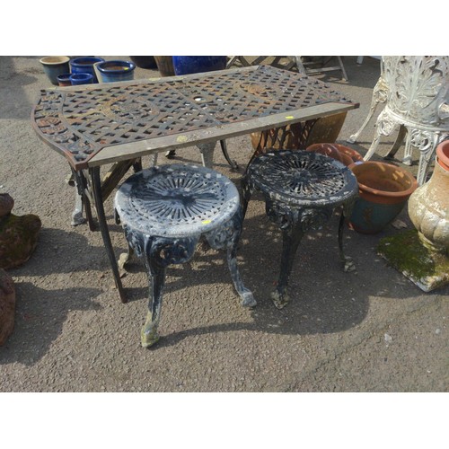 95 - 4 cast aluminium garden stools with lattice topped metal framed garden table. L110cm