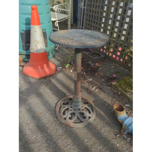 9 - Metal pedestal sundial table (missing dial). H65cm