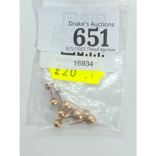 651 - 0.64 gram of 9ct gold ear studs, including two pairs and three single