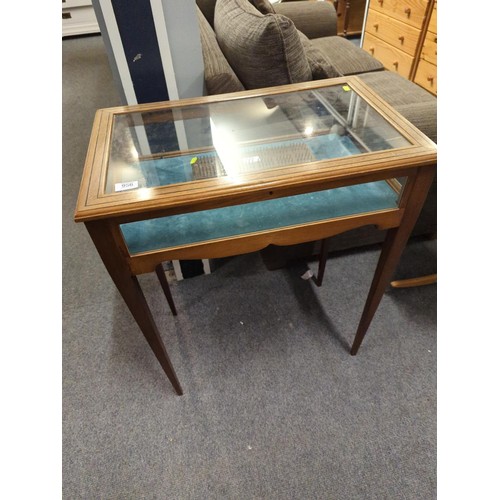 956 - glazed Mahogany Bijouterie Table on tapered legs with flip up glazed top and four glazed sides. ... 