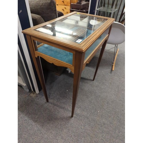 956 - glazed Mahogany Bijouterie Table on tapered legs with flip up glazed top and four glazed sides. ... 