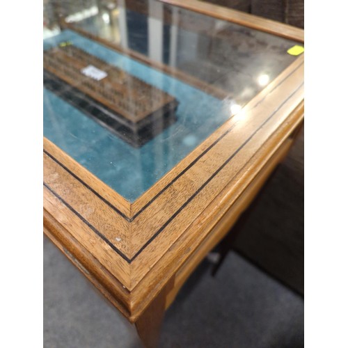 956 - glazed Mahogany Bijouterie Table on tapered legs with flip up glazed top and four glazed sides. ... 