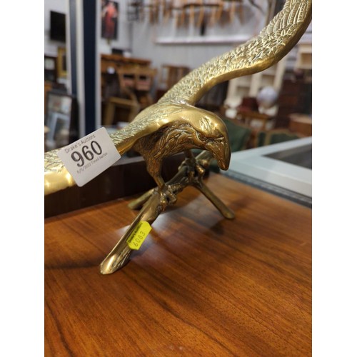 960 - Small brass Eagle on branch w 46 cm