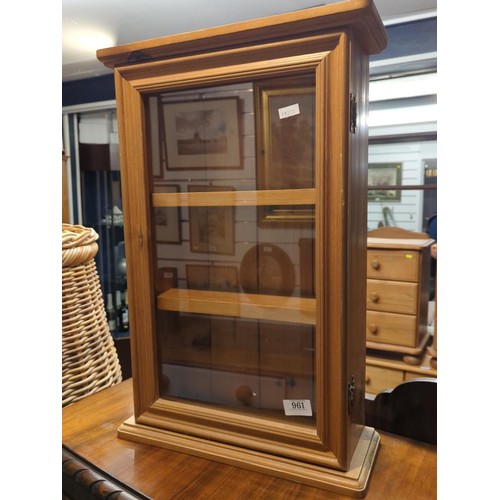 961 - small pine glazed front, shelving display case. W38D14H57