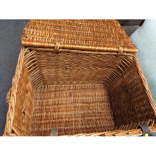 980 - F & M Large wicker lidded basket W45D38H40 