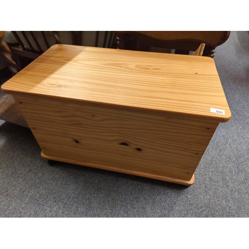 981 - Pine blanket box w73 d40 h 45 cm