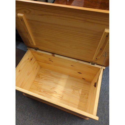 981 - Pine blanket box w73 d40 h 45 cm