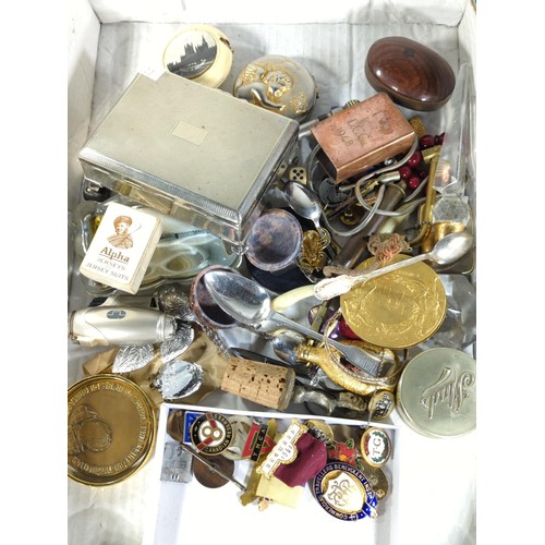 602 - Tray of mixed collectables, including badges, boxes, rolled gold bracelet and other items