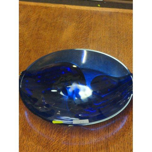 540 - Two pieces of coloured glass 1 large blue dish and 1 bulbus vase.