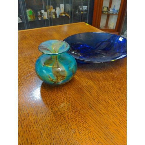 540 - Two pieces of coloured glass 1 large blue dish and 1 bulbus vase.