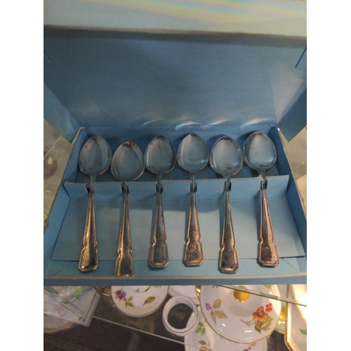 564 - Collection of plated ware Inc.large and small ladle,Set of six butter knifes Etc.. 