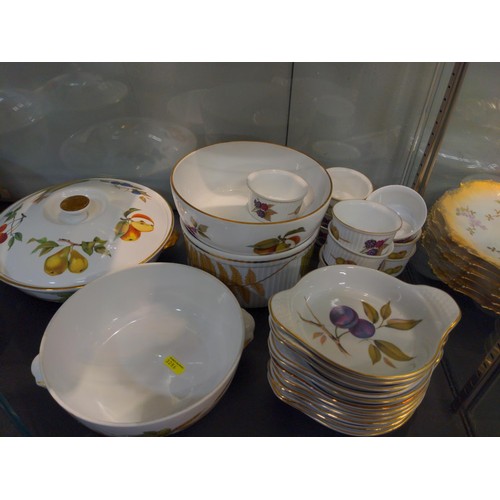 565 - Large quantity of Evesham ware over two shelfs Inc Jugs, ramakins, serving dishes Etc..