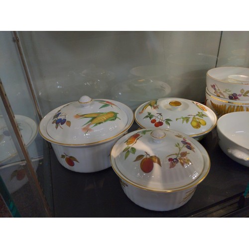 565 - Large quantity of Evesham ware over two shelfs Inc Jugs, ramakins, serving dishes Etc..