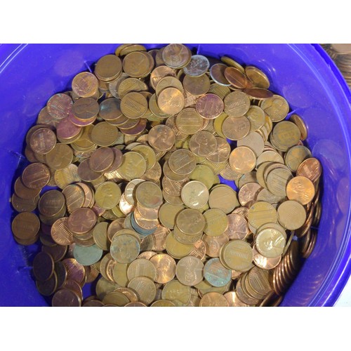 595 - Tub of US cents, gross weight including tub 3.49kg