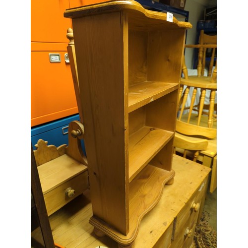 306 - Small pine bookshelf. W45cm D16cm H77cm