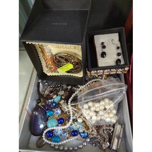 677 - Box of jewellery, including some silver and costume jewellery