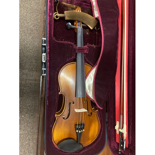 686 - Hidersine Geovanni Violin made in China with two bows accessories and plush purpose made case. 4/4 s... 