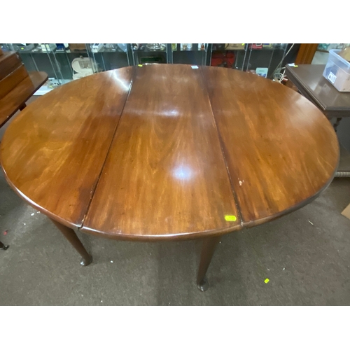 687 - Hardwood oval folding leaf table with cabriolet legs. W131 D121 H71.5 cm