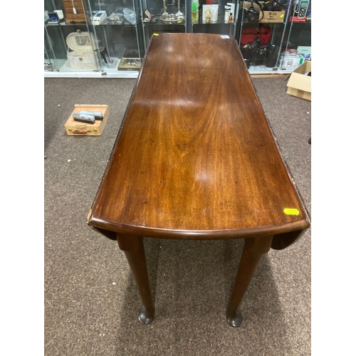 687 - Hardwood oval folding leaf table with cabriolet legs. W131 D121 H71.5 cm