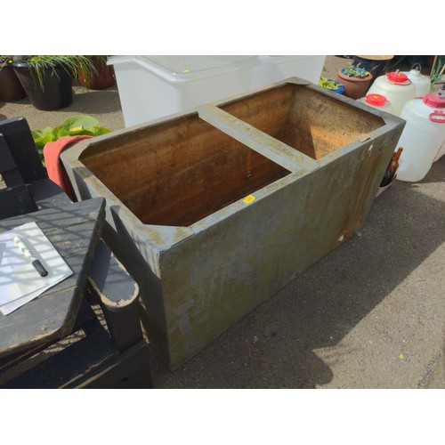 106 - Large galvanised water tank / planter. W122cm D61cm H62cm