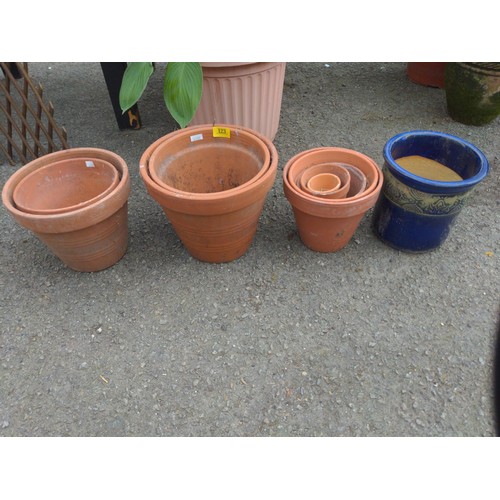 123 - Terracotta pots & 1 glazed pot