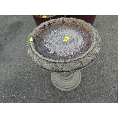 124 - Small concrete bird bath. D40cm H47cm