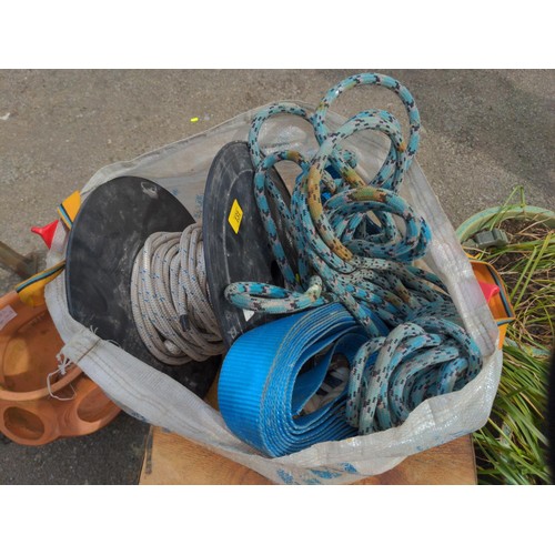 131 - Various lengths of ropes & ratchet straps in bag, together with wooden tool box (AF)