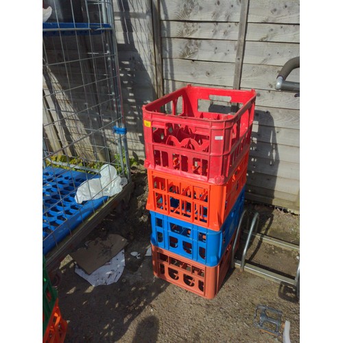 135 - 4 stacking bottle crates