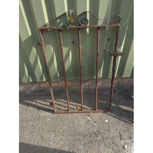 16 - Cast iron scrolled top gate (AF). W61cm (to centre hinge)