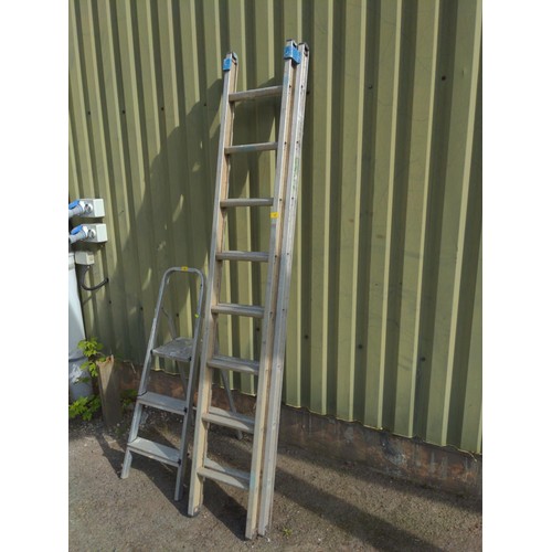 17 - Aluminium double extending ladder. L215cm