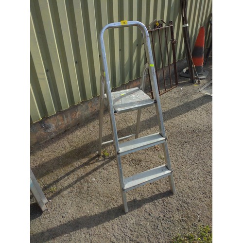 18 - Aluminium 2 step stepladder