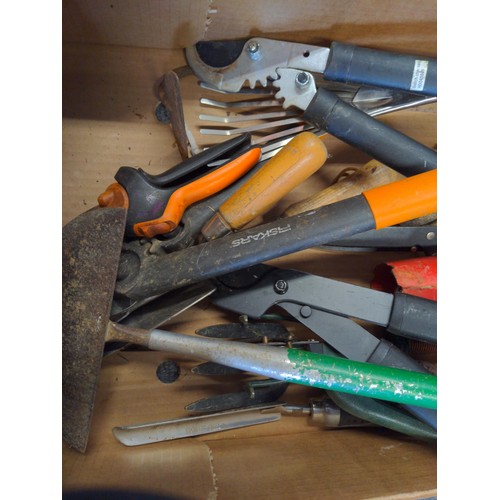 197 - Box of hand tools inc. loppers