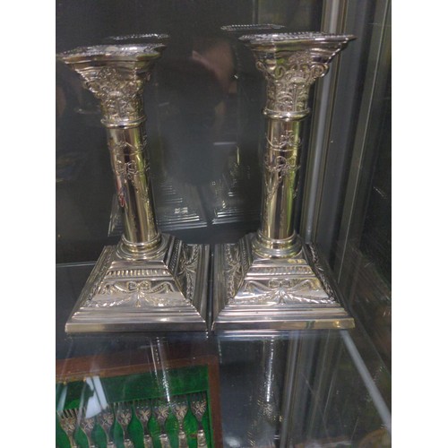 580 - Four pieces of silver plate, including: a pair of candlesticks, height 18cm; small tray and a wine c... 