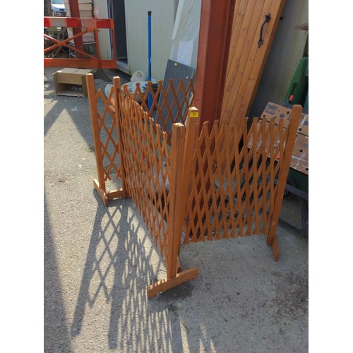 58 - 3 extending concertina fence sections. H90cm W155cm