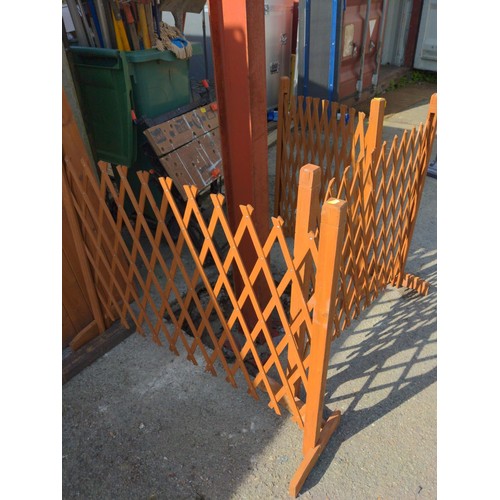 58 - 3 extending concertina fence sections. H90cm W155cm