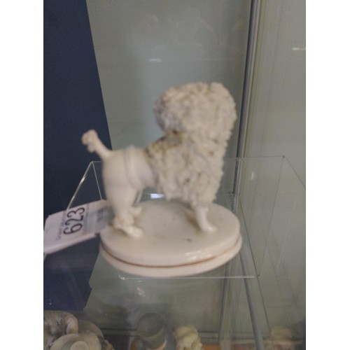 623 - Staffordshire porcelain poodle, circa 1835-50, modelled holding a hat in its mouth, height 6.5cm