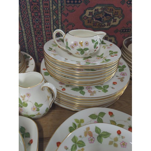 669 - Wedgwood Wild Strawberry dinner and tea ware inc, 3 cups, bowls, dinner plates, side plates, milk ju... 