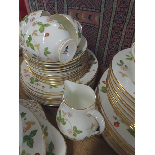 669 - Wedgwood Wild Strawberry dinner and tea ware inc, 3 cups, bowls, dinner plates, side plates, milk ju... 