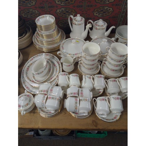 671 - Large selection of Royal Albert Belinda dinner and tea ware, serving dishes, tureens, plates, bowls ... 