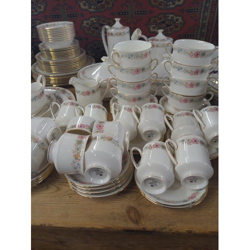 671 - Large selection of Royal Albert Belinda dinner and tea ware, serving dishes, tureens, plates, bowls ... 