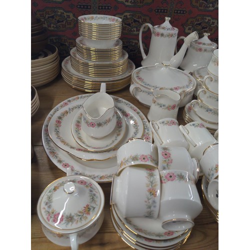 671 - Large selection of Royal Albert Belinda dinner and tea ware, serving dishes, tureens, plates, bowls ... 