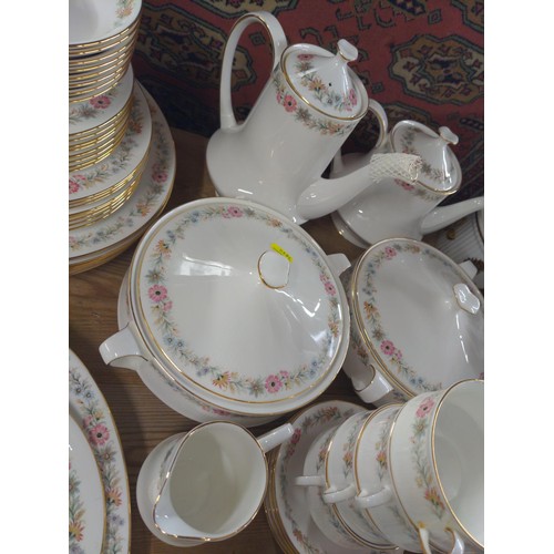 671 - Large selection of Royal Albert Belinda dinner and tea ware, serving dishes, tureens, plates, bowls ... 