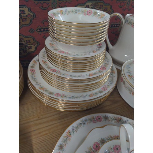 671 - Large selection of Royal Albert Belinda dinner and tea ware, serving dishes, tureens, plates, bowls ... 