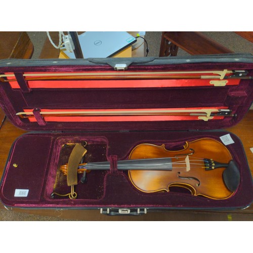 686 - Hidersine Geovanni Violin made in China with two bows accessories and plush purpose made case. 4/4 s... 