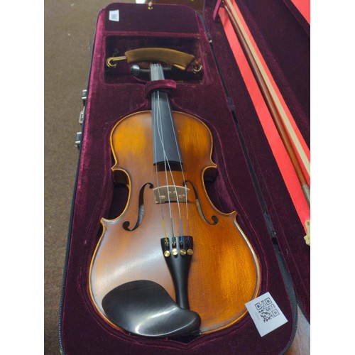 686 - Hidersine Geovanni Violin made in China with two bows accessories and plush purpose made case. 4/4 s... 