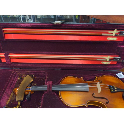 686 - Hidersine Geovanni Violin made in China with two bows accessories and plush purpose made case. 4/4 s... 