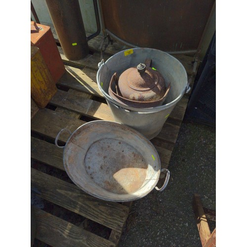 72 - Galvanised bucket, tub & kettle.