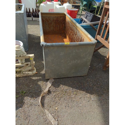 92 - Galvanised water tank / planter. Length 123cm x depth 49cm x height 43cm.