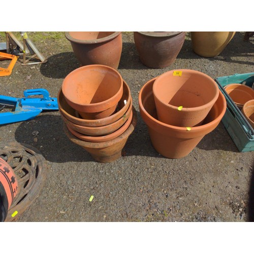 98 - 7 terracotta plant pots.