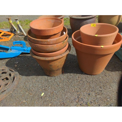 98 - 7 terracotta plant pots.